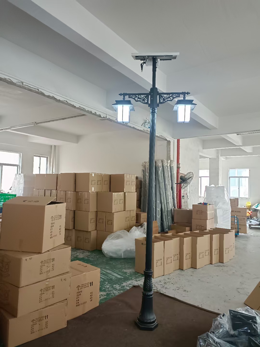 户外太阳能庭院灯，LED庭院灯，欧式户外太阳能庭院灯